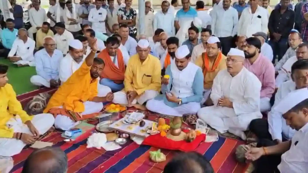 85 वाहनों से कपास की हुई आवक,विधायक श्याम बर्डे ने किसानो, व्यापारियों एवं मंडी स्टाफ के साथ मुहूर्त में किया खरीदी का श्रीगणेश