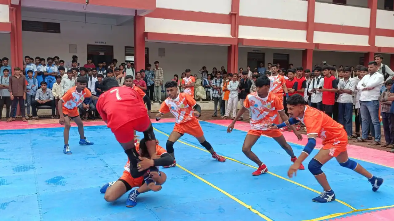 अटल बिहारी वाजपेयी शासकीय महाविद्यालय में जिला स्तरीय कबड्डी प्रतियोगिता का आयोजन