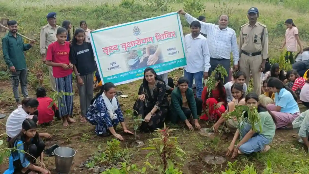 विधिक सेवा प्रकृति की रक्षा अभियान के तहत न्यायाधीश ने विद्यार्थियों एवं स्टाफ के साथ किया पौधारोपण