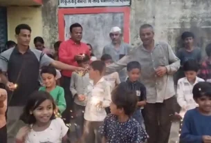 शासकीय विधायक में पदस्थ शिक्षक ने विद्यार्थियों के स्थित मनाया दीपोत्सव,विद्यालय परिसर में लगाए दीप।