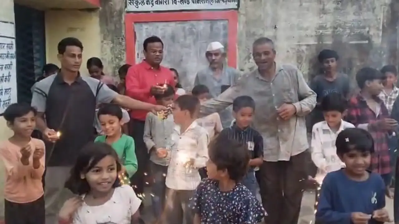 शासकीय विधायक में पदस्थ शिक्षक ने विद्यार्थियों के स्थित मनाया दीपोत्सव,विद्यालय परिसर में लगाए दीप।