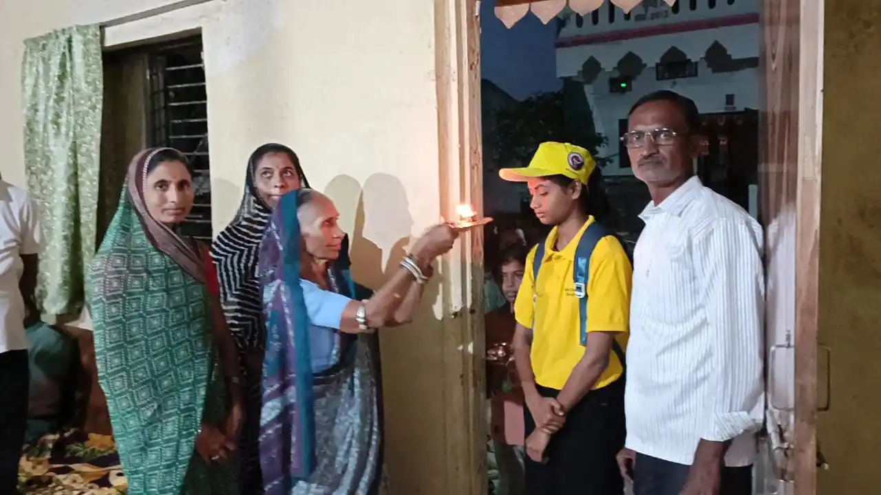 जलगोन की बेटी का मिशन शक्तिसेट में हुआ चयन,सेटेलाइट डिजाइनर का करेगी कार्य,परिवार सहित क्षेत्र का बढ़ाया मान