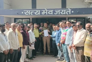 व्यापारी संघ ने मंडी सचिव को सौंपा ज्ञापन,किसानो ने करीब 4 घंटे किया चक्का जाम।