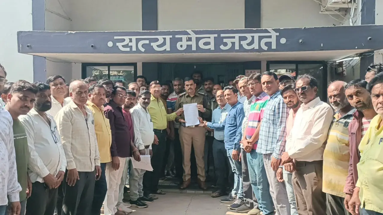 व्यापारी संघ ने मंडी सचिव को सौंपा ज्ञापन,किसानो ने करीब 4 घंटे किया चक्का जाम।