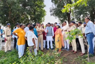 ग्राम मोरतलाई में पार्किंग और सभा स्थल निरीक्षण करने पहुंचे कलेक्टर व S.P. विधायक बर्डे एवं जनप्रतिनिधियों से की चर्चा।