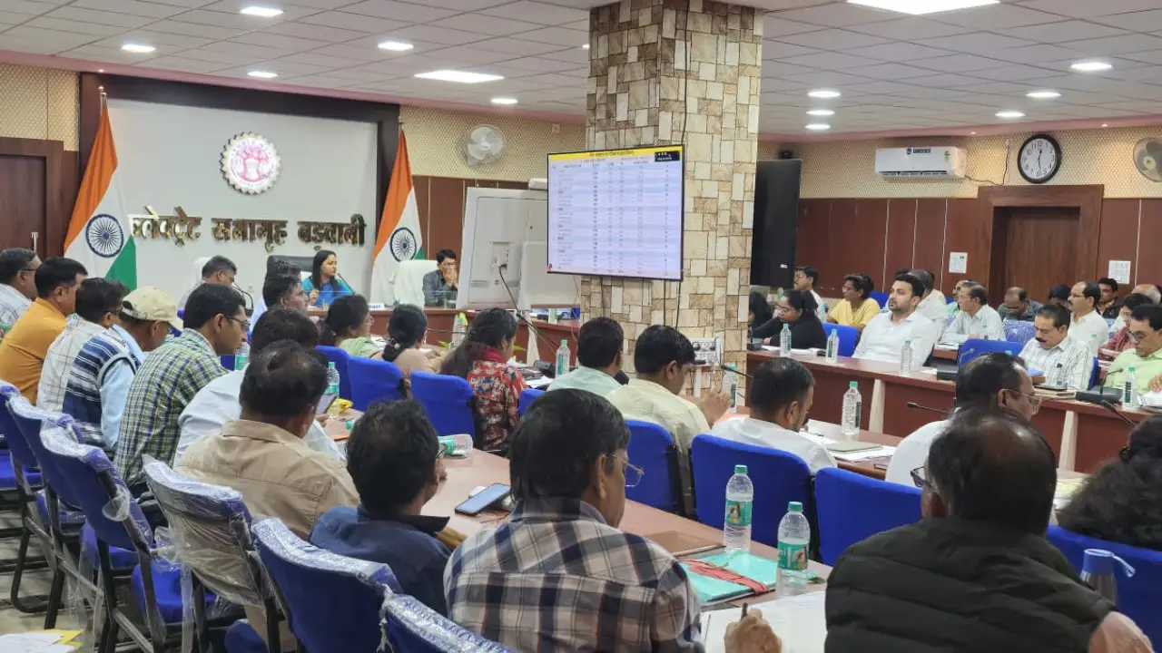 कलेक्टर की अध्यक्षता में समय-सीमा सह अंतर्विभागीय समन्वय की समीक्षा बैठक सम्पन्न