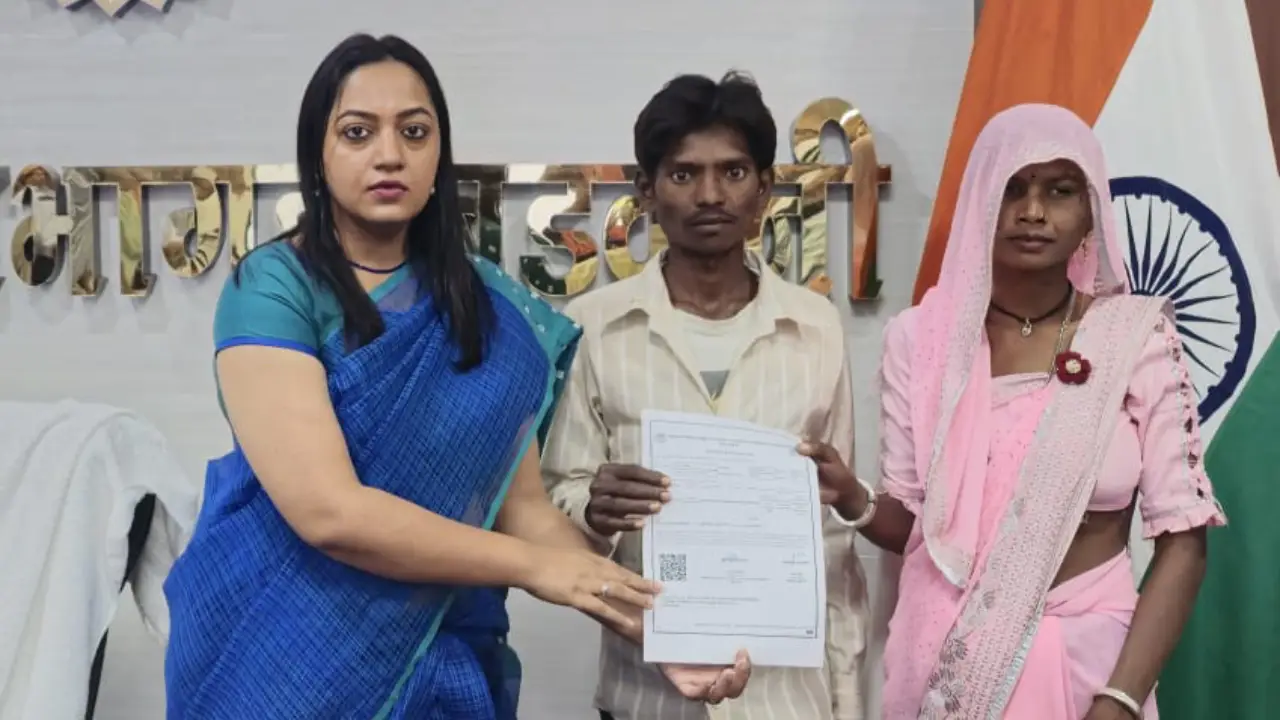 कलेक्टर ने दिव्यांग दम्पत्तियों को 2-2 लाख की प्रोत्साहन राशि प्रदान की