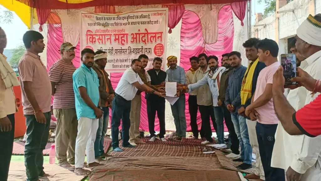 उप मंडी के बाहर अनिश्चितकालीन धरना हुआ स्थगित,अधिकारियों ने पिलाया शरबत,