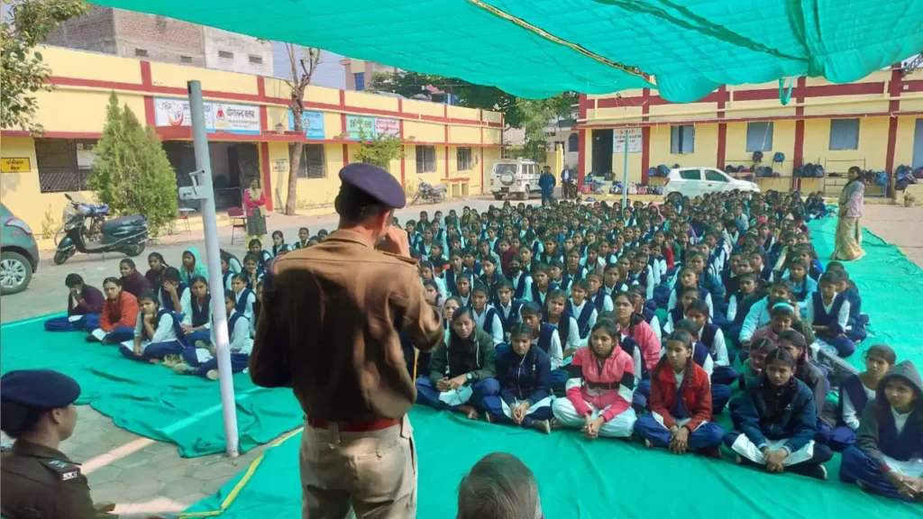 कन्या उच्चतर माध्यमिक विद्यालय ठीकरी में मुस्कान अभियान के तहत जागरूकता कार्यक्रम का आयोजन
