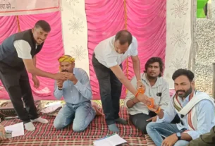 उप मंडी के बाहर अनिश्चितकालीन धरना हुआ स्थगित,अधिकारियों ने पिलाया शरबत,