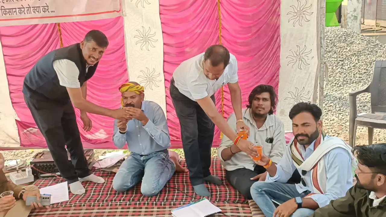 उप मंडी के बाहर अनिश्चितकालीन धरना हुआ स्थगित,अधिकारियों ने पिलाया शरबत,