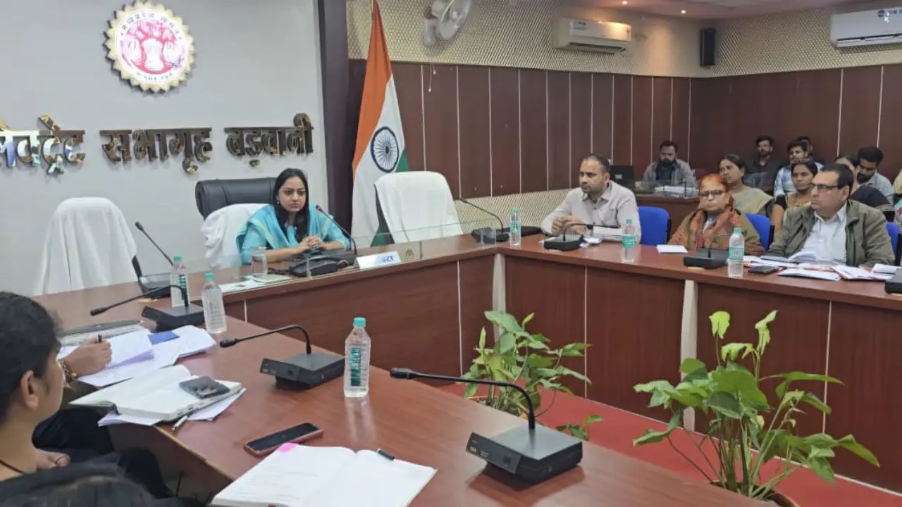 छात्रावासों एवं आश्रमों में निवासरत विद्यार्थियों की सुरक्षा एवं सर्वांगिण विकास है महत्वपूर्ण-कलेक्टर श्रीमति जयतिसिंह