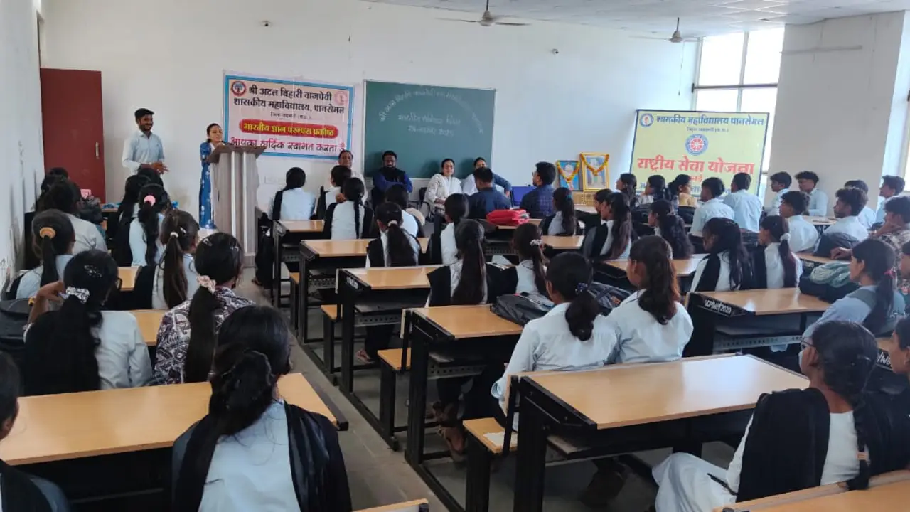 शासकीय महाविद्यालय में मनाया संविधान दिवस,प्रबुद्धजनों ने रखे अपने विचार