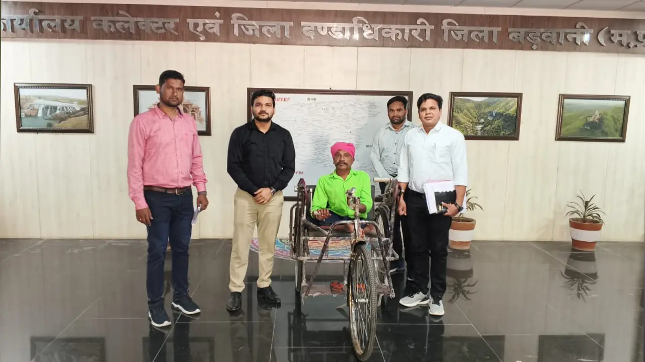 दिव्यांग हितग्राही श्री ताराचन्द्र सोलंकी को मिली ट्राईसाइकिल