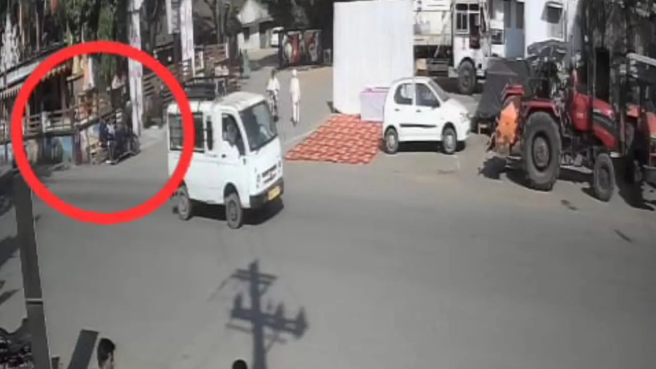 बुजुर्ग महिला को झांसा देकर अज्ञात बदमाशों ने उढ़ाए कीमती आभूषण,मन्नत की बात बताकर लगाई चपत,घटना की जांच में जुटी पुलिस।