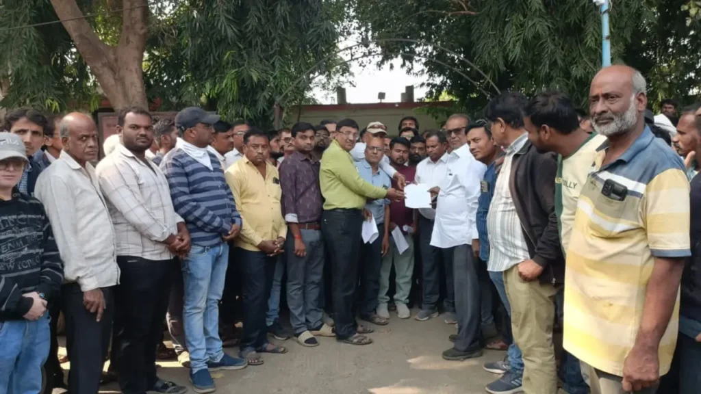 व्यापारी संघ ने मंडी सचिव को सौंपा ज्ञापन,किसानो ने करीब 4 घंटे किया चक्का जाम।