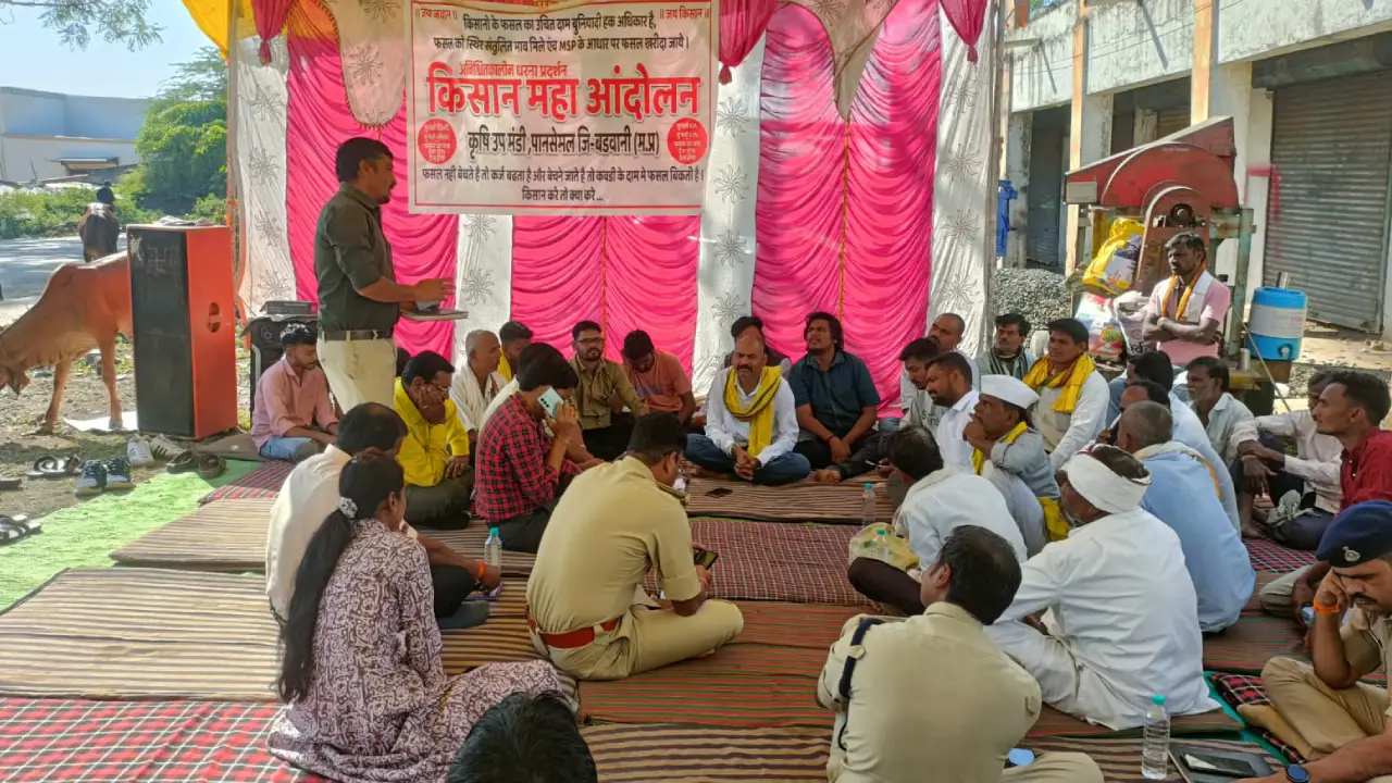 धरना स्थल पर अपर कलेक्टर, एडिशनल SP, के साथ पहुंचे कृषि उपसंचालक किसानो से जानी समस्या