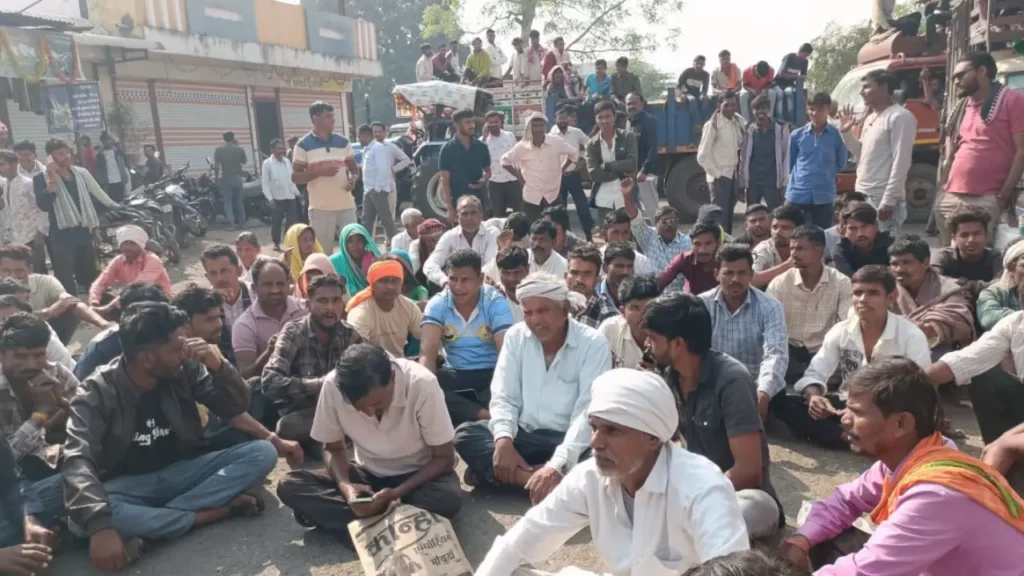 व्यापारी संघ ने मंडी सचिव को सौंपा ज्ञापन,किसानो ने करीब 4 घंटे किया चक्का जाम।