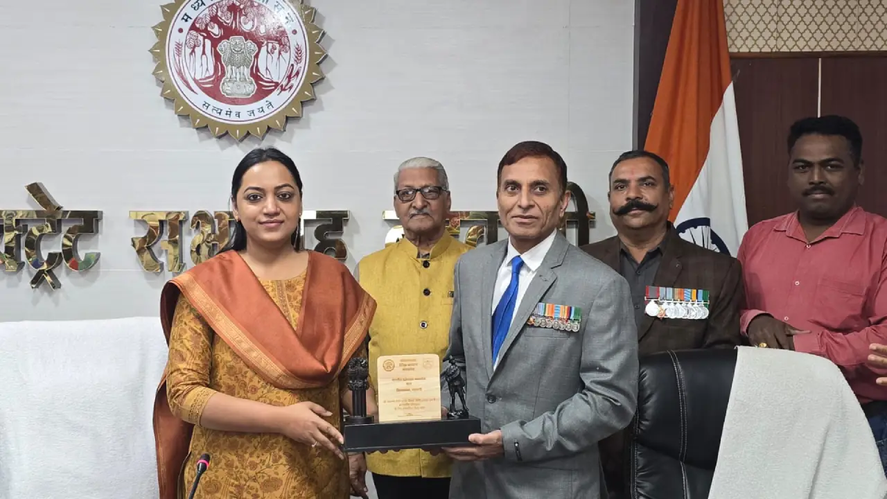 सफलतापूर्वक पूर्ण करने के लिए जिला कलेक्टर को किया सम्मानित