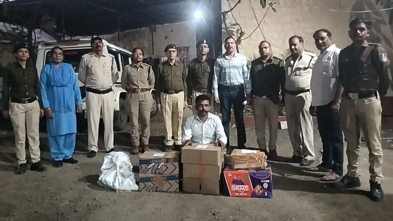 नागलवाड़ी में किराना दुकान से अवैध मदिरा जब्त