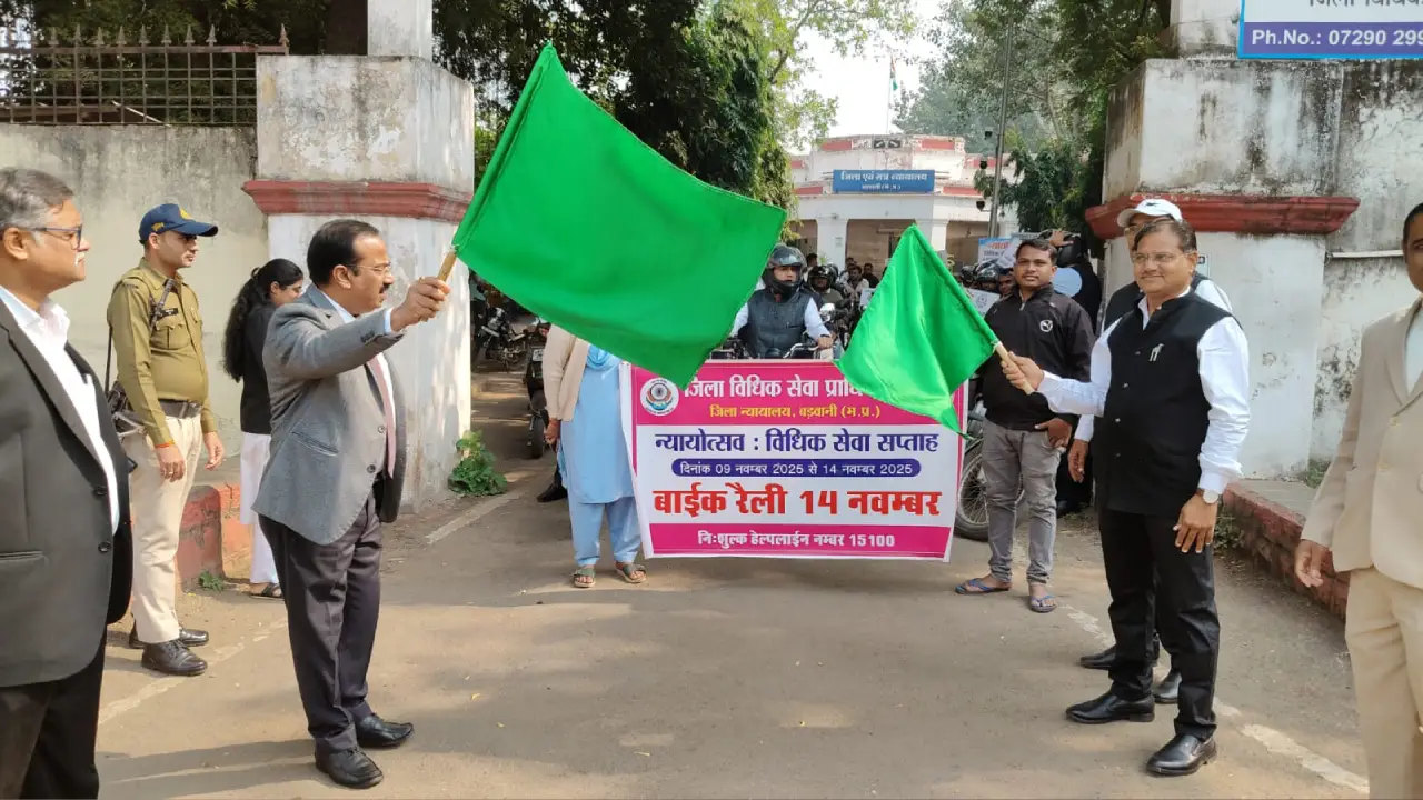 प्रधान जिला एवं सत्र न्यायाधीश श्री महेन्द्र कुमार जैन द्वारा बाईक जागरूकता रैली दिखाई हरी झण्डी
