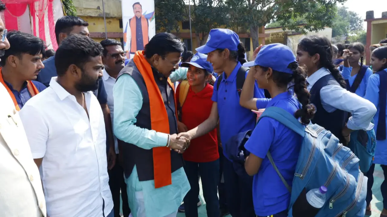 उत्कृष्ट विद्यालय मैदान पर हुईं खेल प्रतियोगिताएं,सांसद ने विद्यार्थियों को किया प्रोत्साहित,महाविद्यालय स्टाफ से की चर्चा।