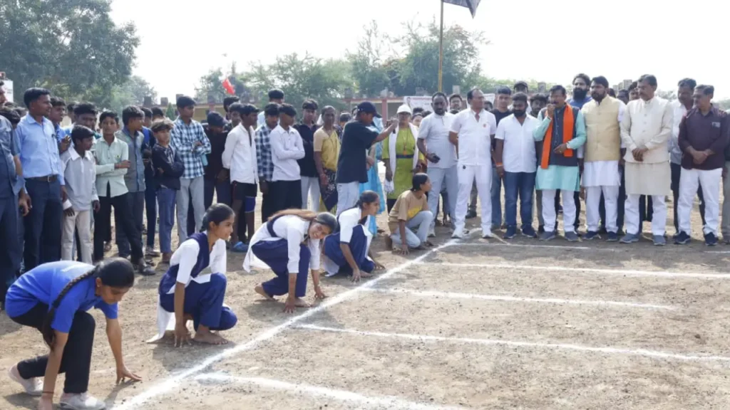 उत्कृष्ट विद्यालय मैदान पर हुईं खेल प्रतियोगिताएं,सांसद ने विद्यार्थियों को किया प्रोत्साहित,महाविद्यालय स्टाफ से की चर्चा।