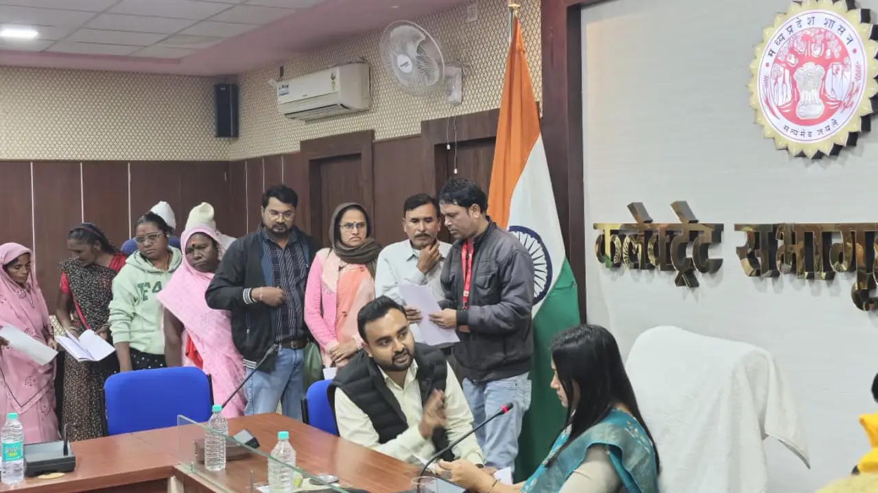 DM ने जनसुनवाई में सुनीं 66 आवेदकों की समस्याएं