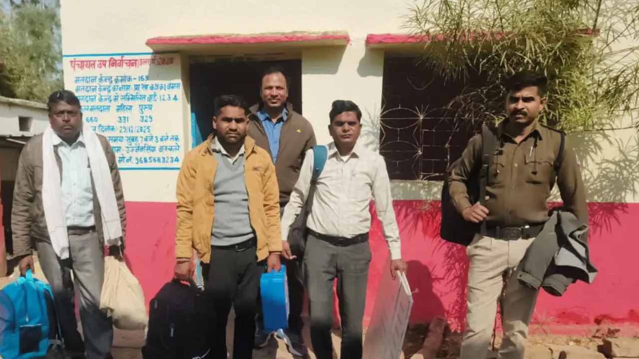 उपचुनाव कराने हेतु मतदान दलों को सामग्री देकर किया रवाना,सुबह 7 बजे से शुरू होगा मतदान।