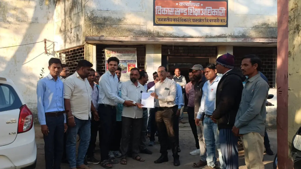 रुके हुए वेतन की मांग हेतु आजाद अतिथि संघ के प्रदेश उपाध्यक्ष के नेतृत्व में अतिथि शिक्षको ने बीईओ को सौंपा पत्र,अन्य विषयो पर की चर्चा।