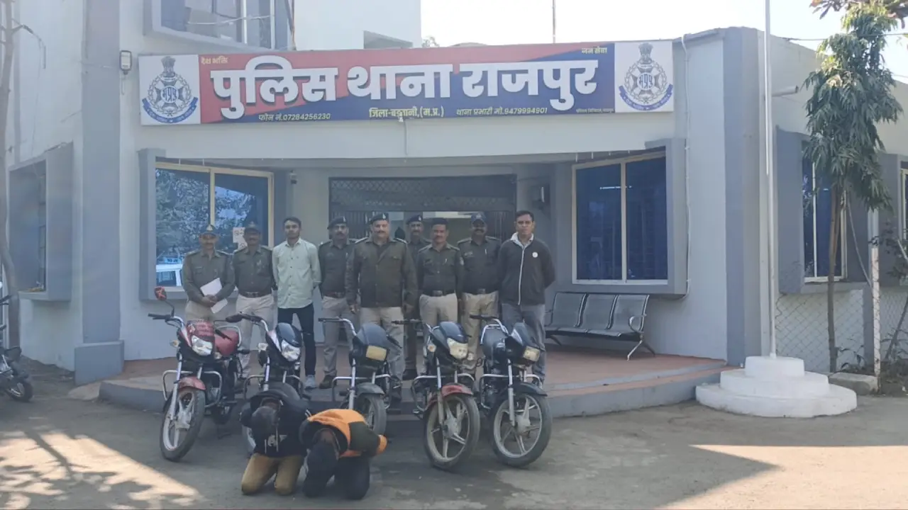 पुलिस ने मोटर सायकल चोरी करने वाले 2 आरोपियों को पकड़ा 5 चोरी की मोटरसायकल की जप्त।