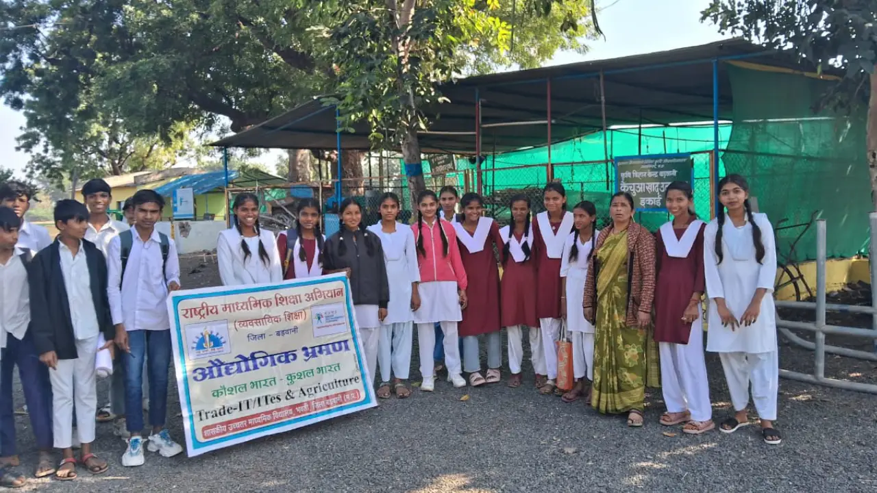 वोकेशनल कोर्स एग्रीकल्चर के विद्यार्थियों ने किया कृषि विज्ञान केंद्र में किया शैक्षणिक औद्योगिक भ्रमण।