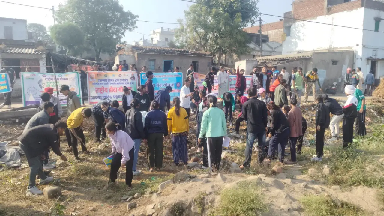 N.N.S. स्वयंसेवकों ने प्लास्टिक पन्नियों को एकत्रित कर पॉलीथिन मुक्ति का संदेश दिया।