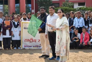 सात दिवसीय शिविर के लिए रासेयो के स्वयंसेवको का दल हुआ रवाना,प्राचार्य ने दिखाई हरि झंडी