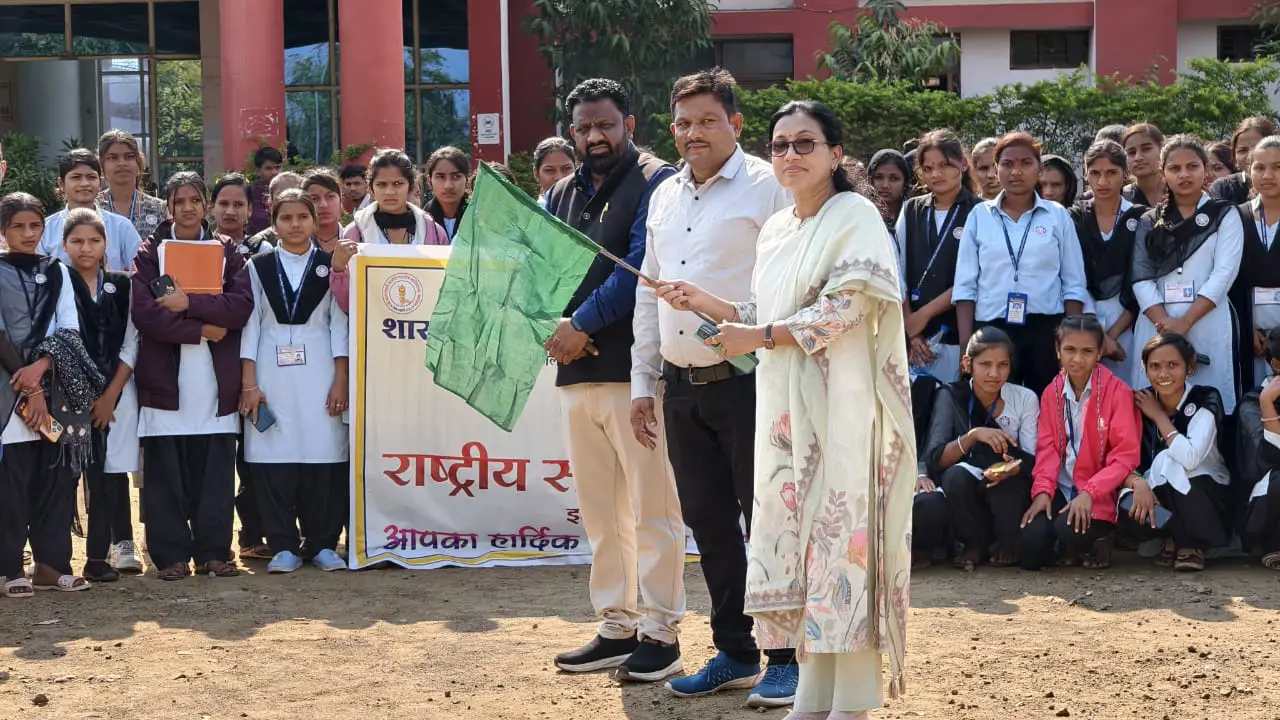 सात दिवसीय शिविर के लिए रासेयो के स्वयंसेवको का दल हुआ रवाना,प्राचार्य ने दिखाई हरि झंडी