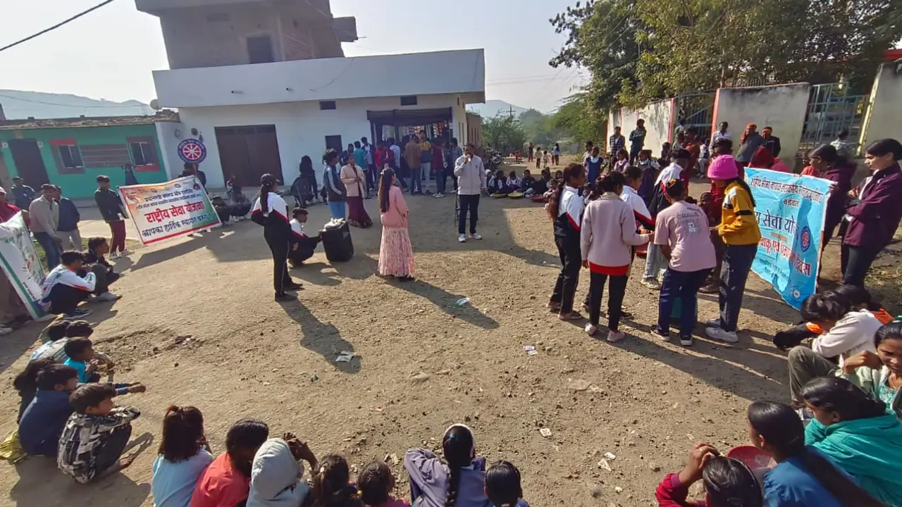 राष्ट्रीय सेवा योजना के शिविर के दौरान विद्यार्थियों ने निकाली रेली,स्वच्छ भारत,विकसित भारत का संदेश दिया।