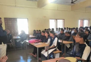 कॉलेज चलो अभियान के तहत विद्यार्थियों को कर रहे जागरूक