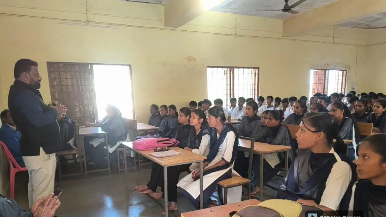 कॉलेज चलो अभियान के तहत विद्यार्थियों को कर रहे जागरूक