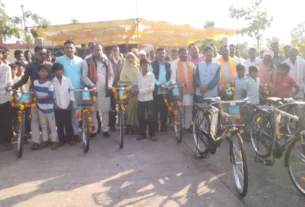 शासकीय योजना के तहत छात्र-छात्राओं को वितरित की साइकिल