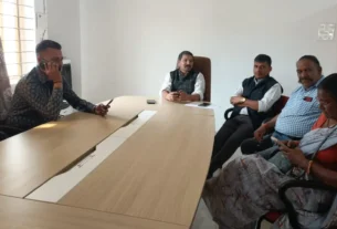 रिटर्निंग अधिकारी,मास्टर ट्रेनर एवं उम्मीदवारो की मौजूदगी में उपचुनाव की रिटर्निंग ऑफिसर लेवल की द्वितीय रेंडमाइजेशन प्रक्रिया संपन