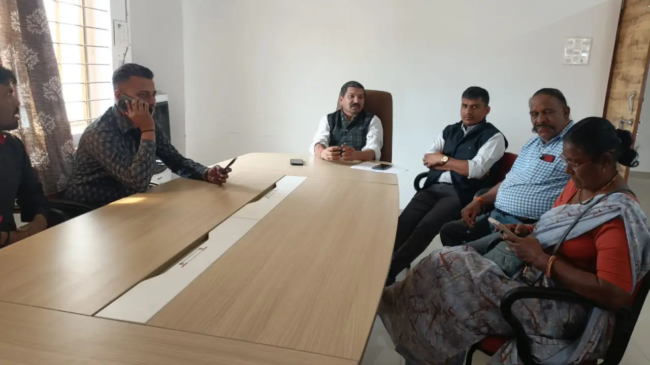 रिटर्निंग अधिकारी,मास्टर ट्रेनर एवं उम्मीदवारो की मौजूदगी में उपचुनाव की रिटर्निंग ऑफिसर लेवल की द्वितीय रेंडमाइजेशन प्रक्रिया संपन