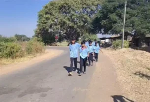 पिपरानी छात्रावास के बच्चे अव्यवस्थाओं की शिकायत करने निकले पैदल