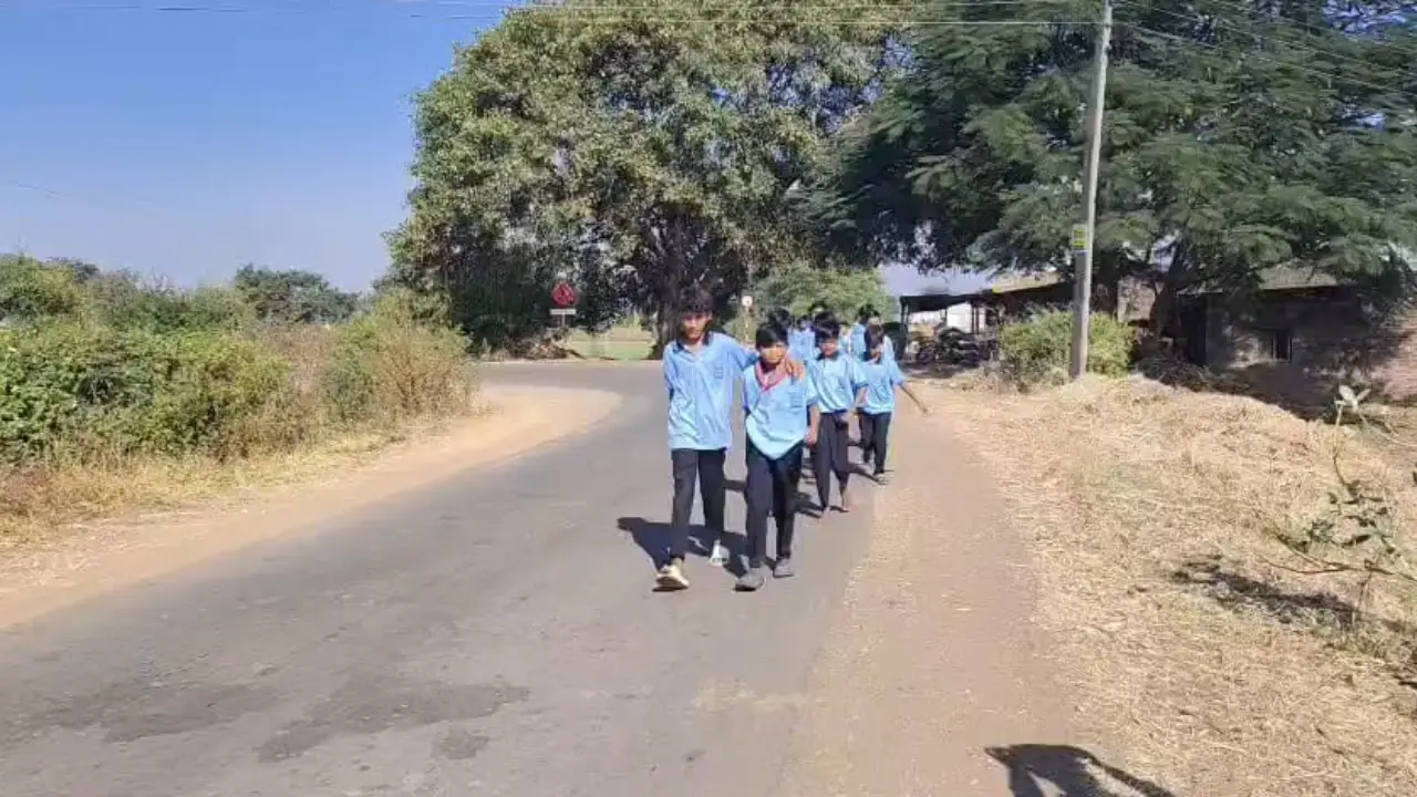 पिपरानी छात्रावास के बच्चे अव्यवस्थाओं की शिकायत करने निकले पैदल