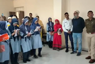 पंजतनिया हाई स्कूल के विद्यार्थियों को थाना यातायात एवं पुलिस कंट्रोल रूम का कराया भ्रमण