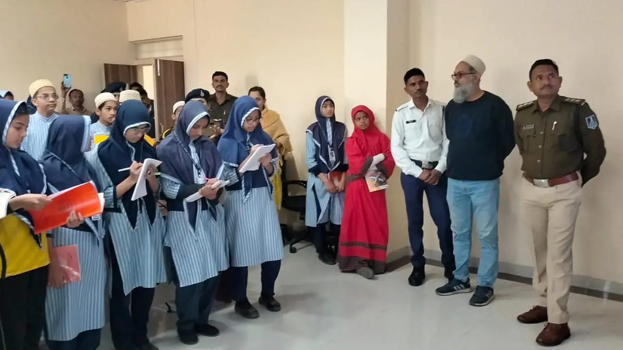 पंजतनिया हाई स्कूल के विद्यार्थियों को थाना यातायात एवं पुलिस कंट्रोल रूम का कराया भ्रमण
