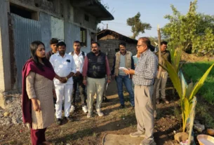 कलेक्टर ने सेंधवा और वरला क्षेत्र का भ्रमण कर,कृषि नवाचारों और पशुपालन योजनाओं की समीक्षा की।
