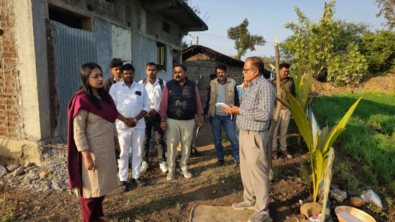 कलेक्टर ने सेंधवा और वरला क्षेत्र का भ्रमण कर,कृषि नवाचारों और पशुपालन योजनाओं की समीक्षा की।