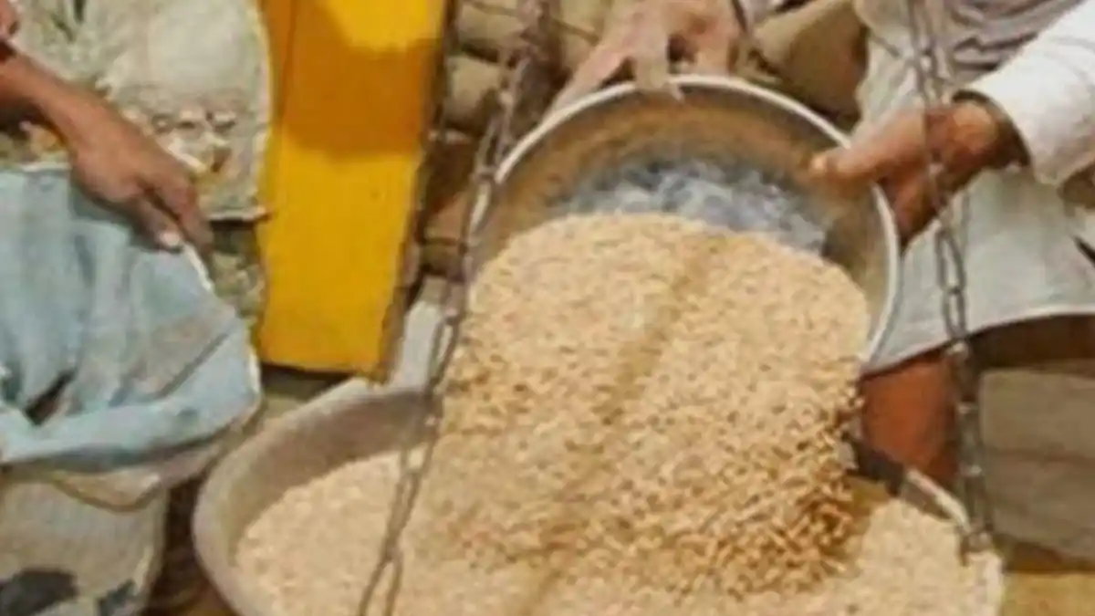 राशन दुकान में गड़बड़ी की शिकायत पर की गई जांच,अनियमितता पाए जाने पर लगाई पेशी।