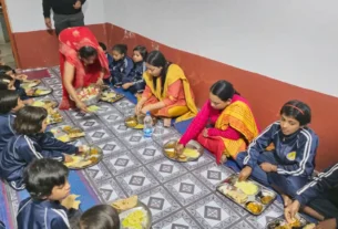 कलेक्टर ने जनजातीय कन्या आश्रम बघाड़ी में किया रात्रि विश्राम बच्चों के साथ किया भोजन।