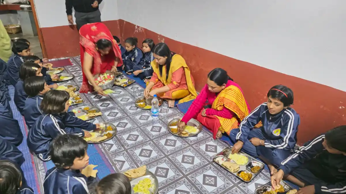 कलेक्टर ने जनजातीय कन्या आश्रम बघाड़ी में किया रात्रि विश्राम बच्चों के साथ किया भोजन।